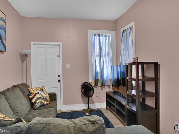 4th image of 833 Green St