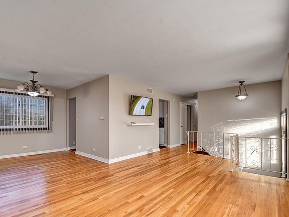 4th image of 9050 Forest Dr