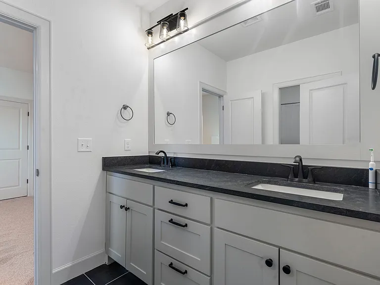 1111 Mammoth St — Photo 10