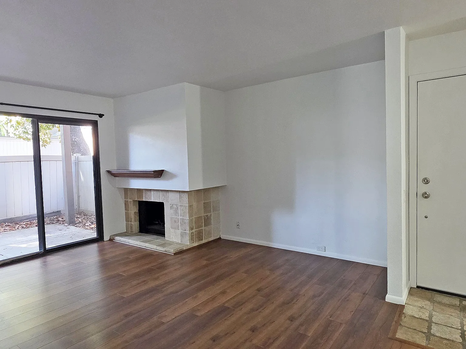 2 bed, 1016 sqft, $1,695 — Photo 1