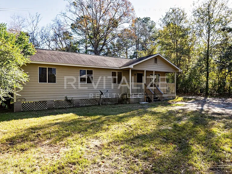 1746 Cody Rd N — Photo 2