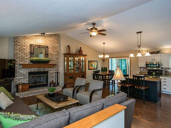 5th image of 875 Saint Andrews Dr