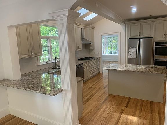 4th image of 272 Dana Ave