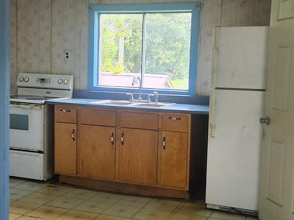 3rd image of 158 Riverview St