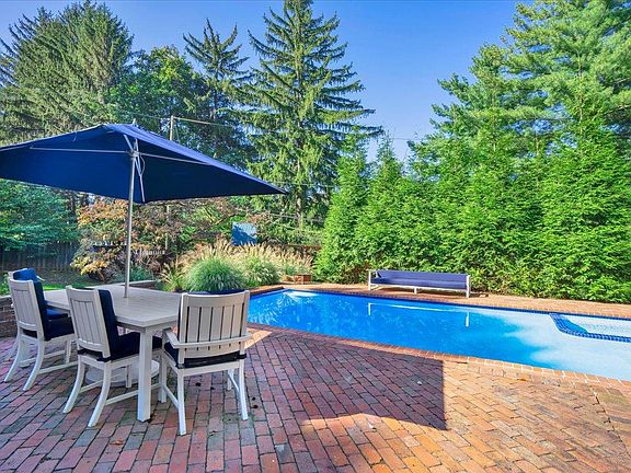 Pool, built in hot tub