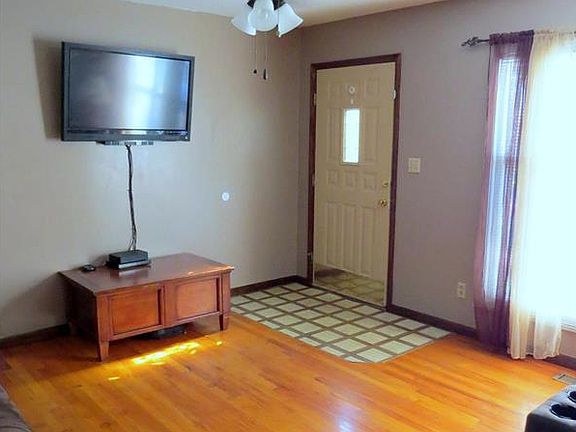 3rd image of 2112 S Belmont Blvd
