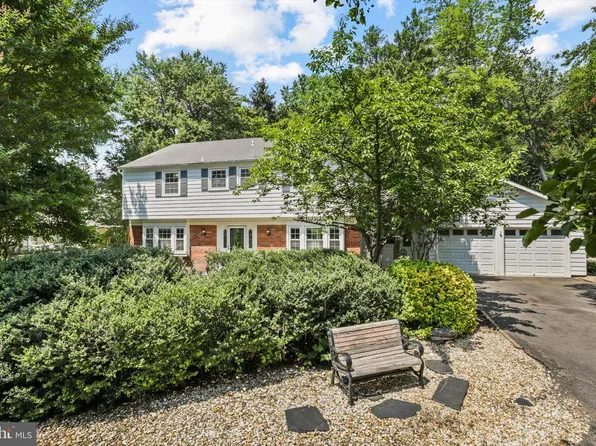 13103 Madonna Ln, Fairfax, VA 22033