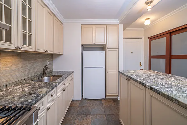 Sold by Bizzarro Agency | media 1