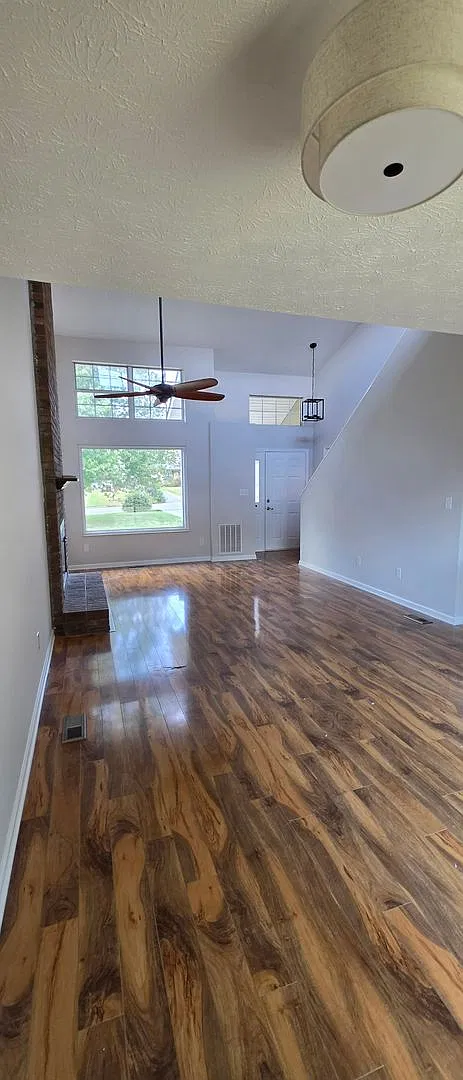 3 bed, 2.0 bath, 1324 sqft, $2,300 — Photo 3