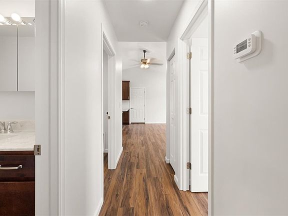 4th image of 300 Lutz Dr