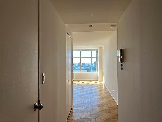 4th image of 160 W 66th St APT 31J
