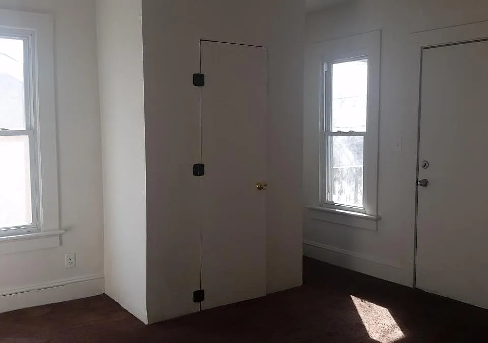 832 W 27th St #4