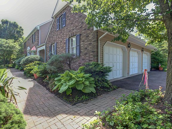 2nd image of 3 Marblehead Ct