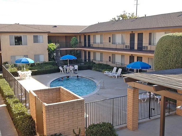 LA GRANADA APARTMENTS — Photo 3