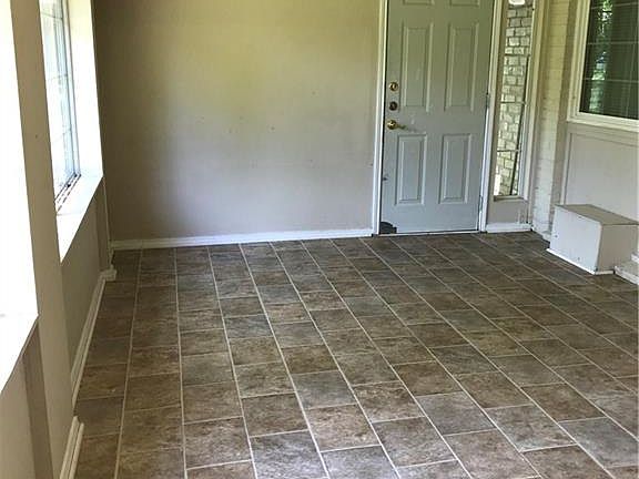 5th image of 710 Salsbury Cir