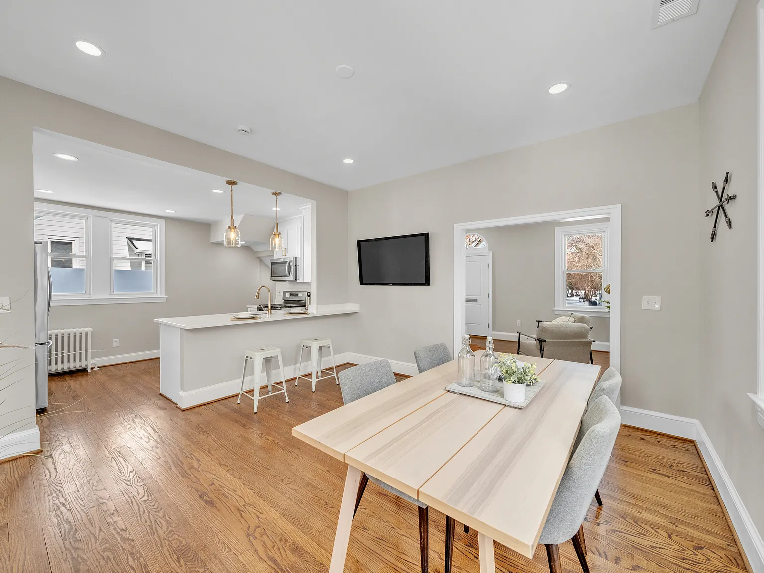 4 bed, 2016 sqft, $4,800 — Photo 4