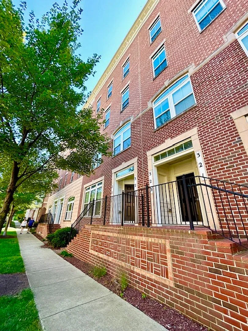 Large Townhome with Garage - Lovely Gaithersburg Living — Photo 2