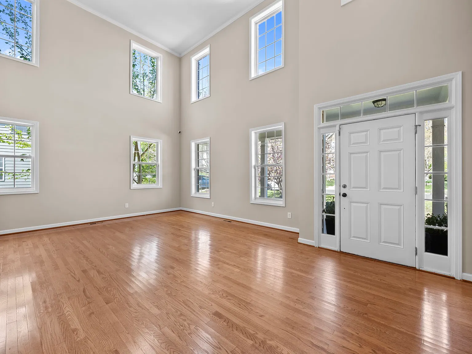 5 bed, 3327 sqft, $2,900 — Photo 4