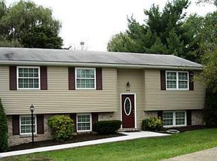 104 Darnley Dr, Coraopolis, PA 15108