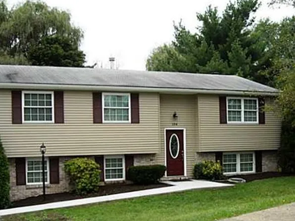 104 Darnley Dr, Coraopolis, PA 15108