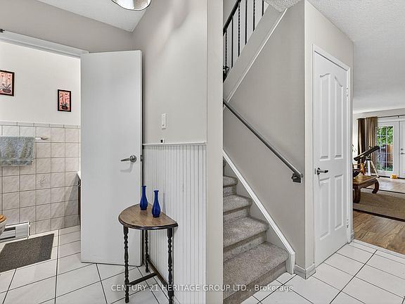 5th image of 374 Maplegrove Ave