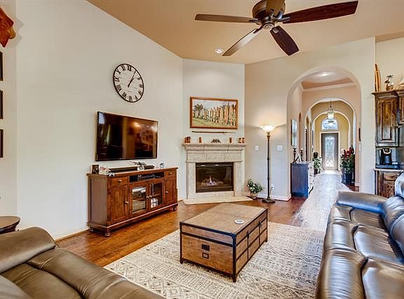 5th image of 2713 Broadway Dr