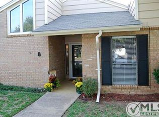 8 Los Colinas Ct, Pantego, TX 76013