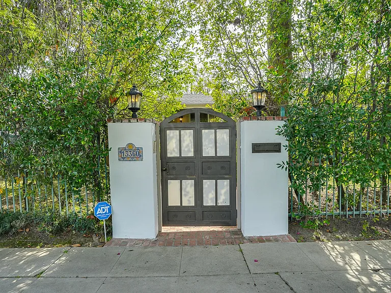 13360 Magnolia Blvd — Photo 6