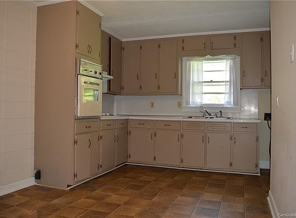 5th image of 115 Cady Ct