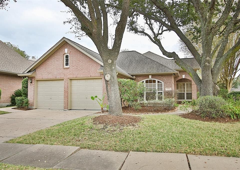 Remarkable home nestled in the gated community of Parkwood Villages