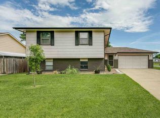 2324 N Ridgewood Ct, Wichita, KS 67220