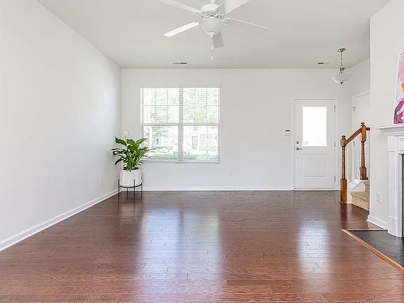 3rd image of 207 Mount Evans Dr