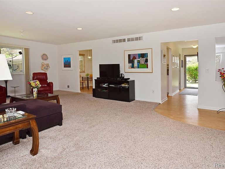 29614 Farmbrook Villa Ct Southfield, MI, 48034 Apartments for Rent