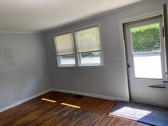3rd image of 136 Vandiver Dr APT B