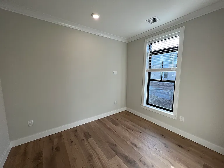 Everett St — Photo 3