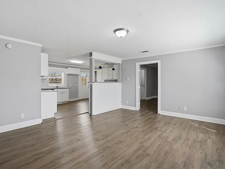 308 W Lamm St — Photo 4