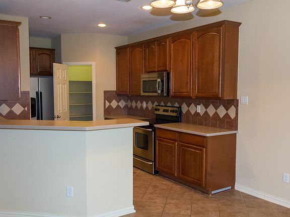 3rd image of 1821 Brookview Dr