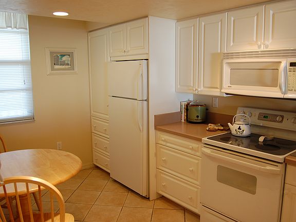 2nd image of 440 Seaview Ct APT 905