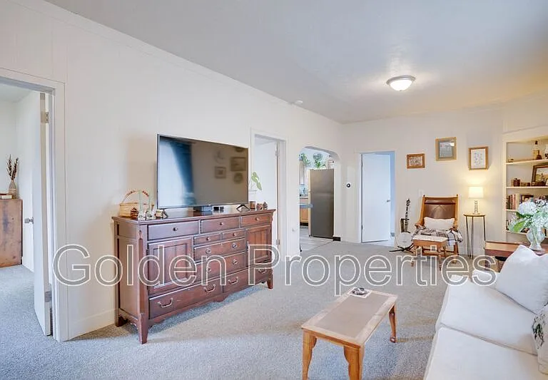944 N 7th St — Photo 3