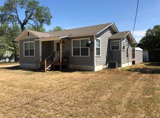 1610 S 2nd St, Floresville, TX 78114