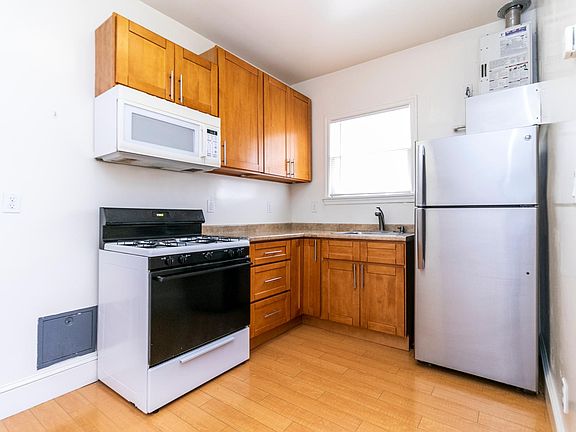 5th image of 1749 Oxford St APT 8