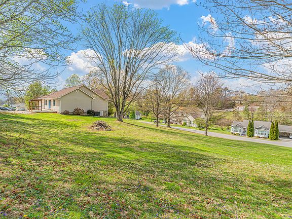 3rd image of 124 Abby Ln