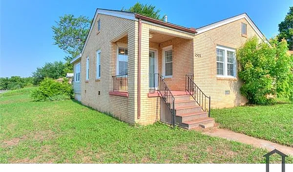 1501 NE Grand Blvd — Photo 1