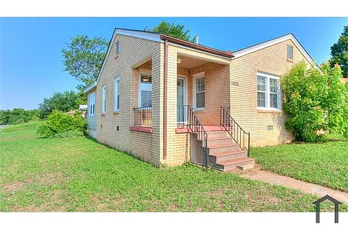 1501 NE Grand Blvd Photo 1