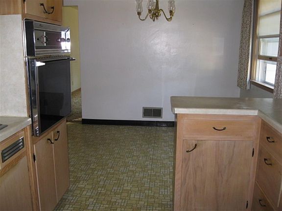 5th image of 605 Bernard St