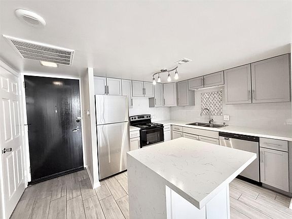 4th image of 2016 Main St APT 915