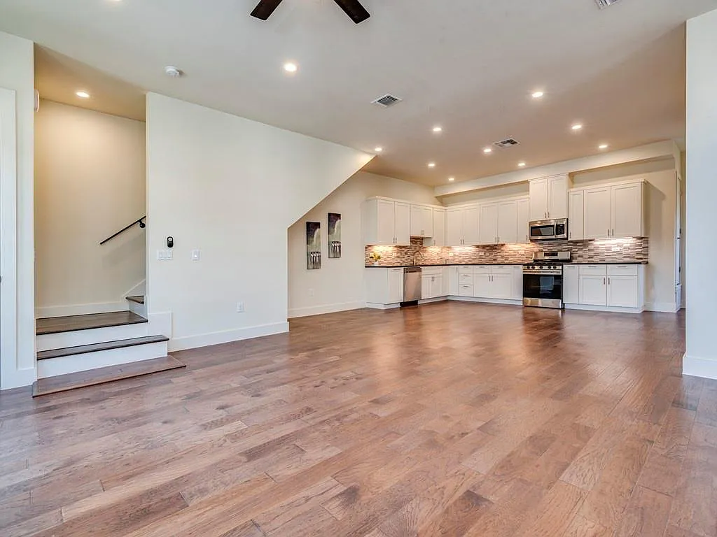 Building Photo - 6412 Carson Rdg #B