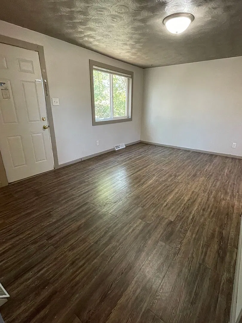 2 Bedroom, 1 Bathroom Centrally Located Duplex for Rent — Photo 4