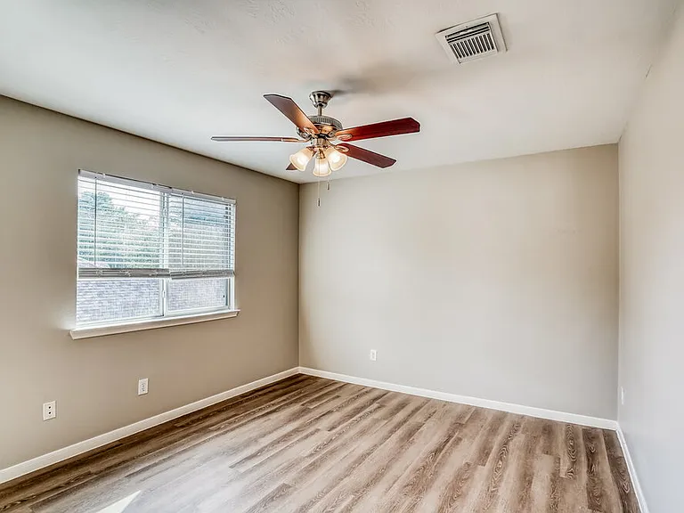 2427 Ranch Hollow Ct — Photo 14