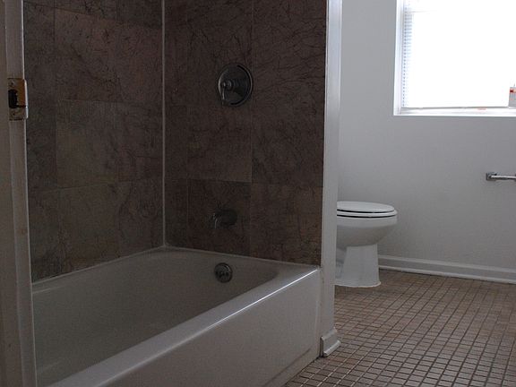 4th image of 110 S Lotus Ave #1
